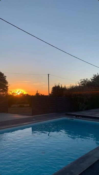Loue Ancien Moulin A Vent Avec Piscine Et Jacuzzi Villa Neuvy-Bouin Luaran gambar